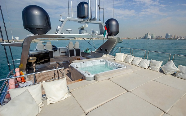 Аренда моторной яхты Azimut 100 Medusa в Дубае, ОАЭ